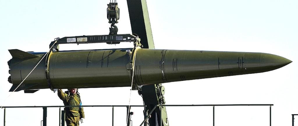 Оперативно-тактическая ракета 9М72 комплекса 9К720 «Искандер-М» для вооружения сухопутных войск – возможный прототип ракеты Х-47М2 авиационного комплекса «Кинжал»